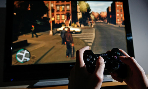 Player Tries To Master The Newly Released Grand Theft Auto IV