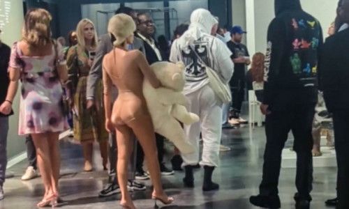 bianca-censori-imbraca-intr-un-costum-nude-alaturi-de-kanye-west