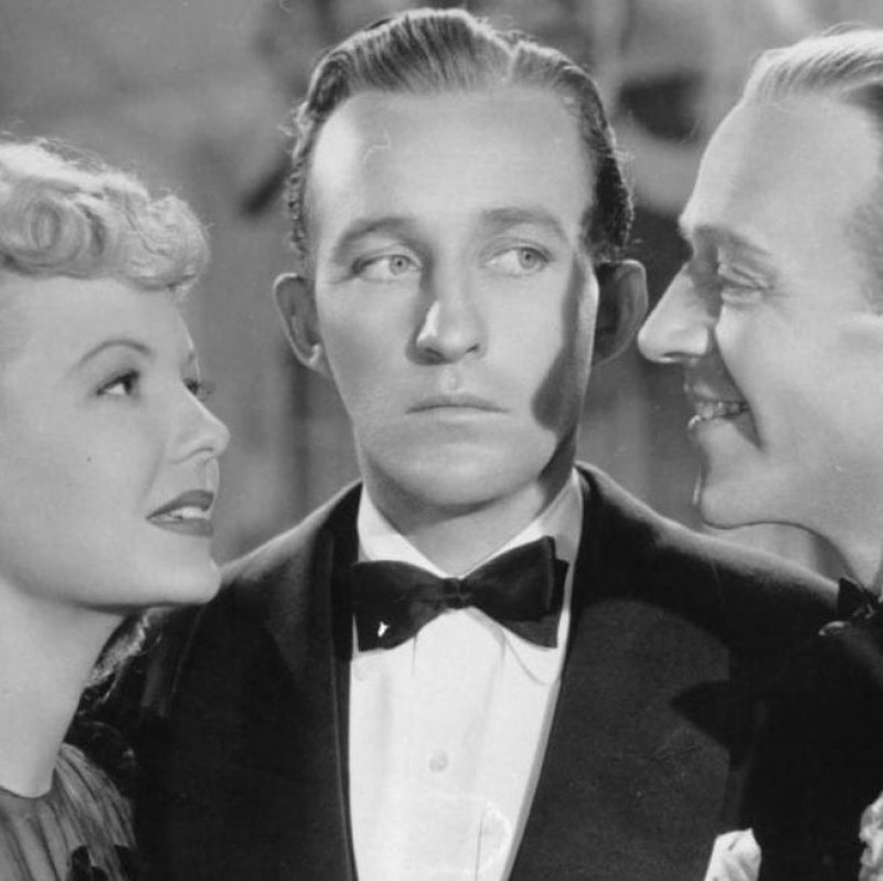 Secvente din filmul Holiday Inn, in regia lui Mark Sandrich si Robert Allen din 1942. Un triunghi amoros de Craciun