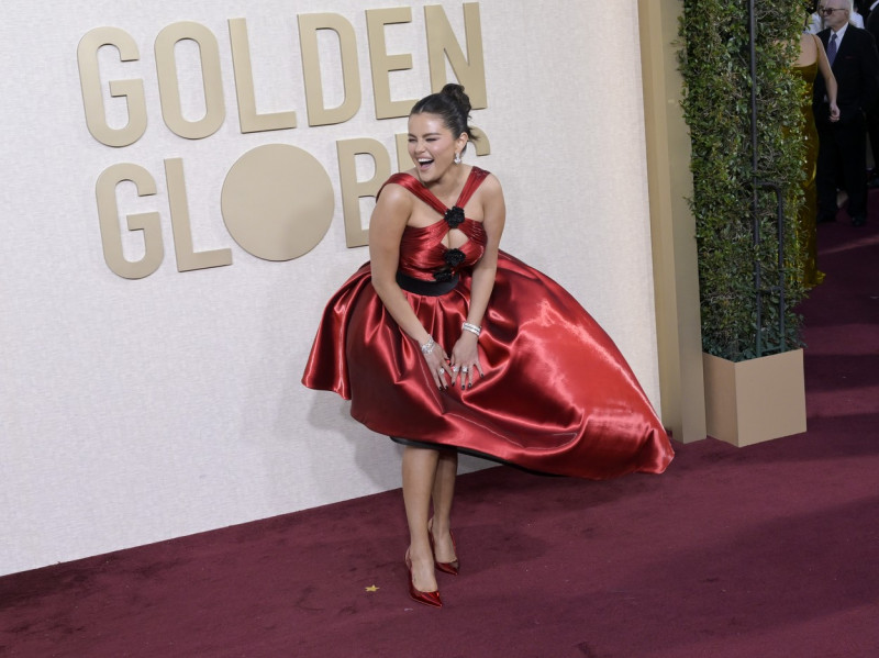 Selena gomez zambind la globurile de aur. Artista a purtat o rochie rosie