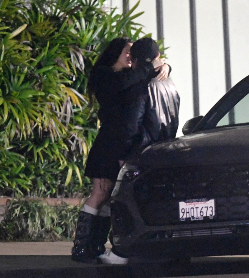 Rosalia impreuna cu Jeremy Allen White la un date in Los Angeles. Cei doi se saruta cu foc pe capota unei masini negre