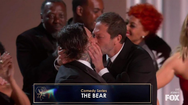 Actorii din The Bear se pupa pe gura la decernarea premiilor Emmy