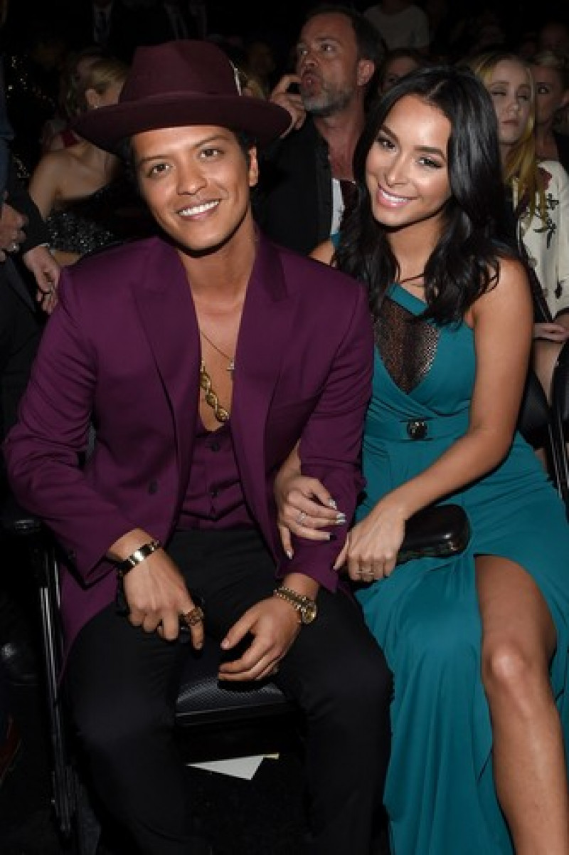 Bruno Mars si JEssica caban in 2016, poza la un show