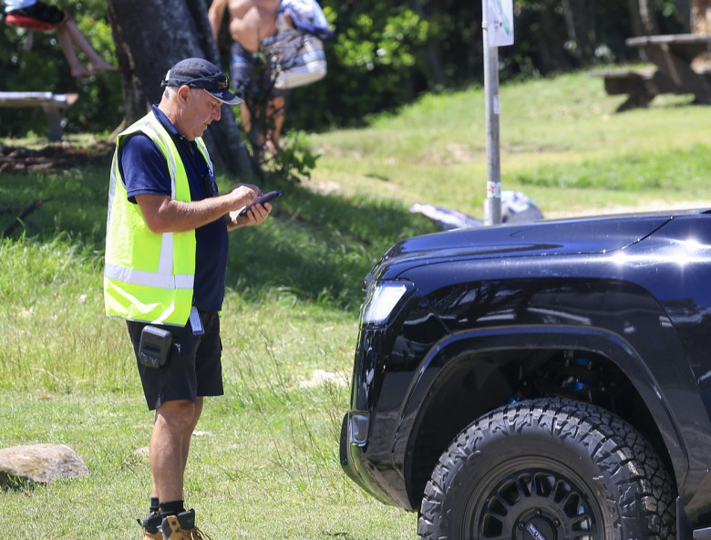 EXCLUSIVE: *NO DAILYMAIL ONLINE* Chris Hemsworth And Elsa Pataky Head To Lunch, Hand In Hand, In Byron Bay - 11 Jan 2024