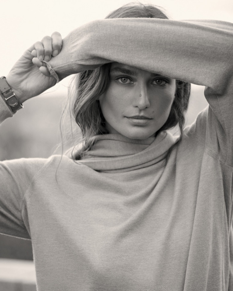 Andreea Diaconu et son mari Simon Nessman posent pour la campagne Ralph Lauren Cashmere Sweater