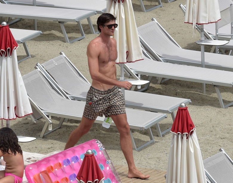 *EXCLUSIVE* The Australian actor Jacob Elordi is seen with his girlfriend Olivia Jade Giannulli out on the beach as they sunbathed, soaking up the sweltering heat on holiday in Paraggi near Portofino, Italy.