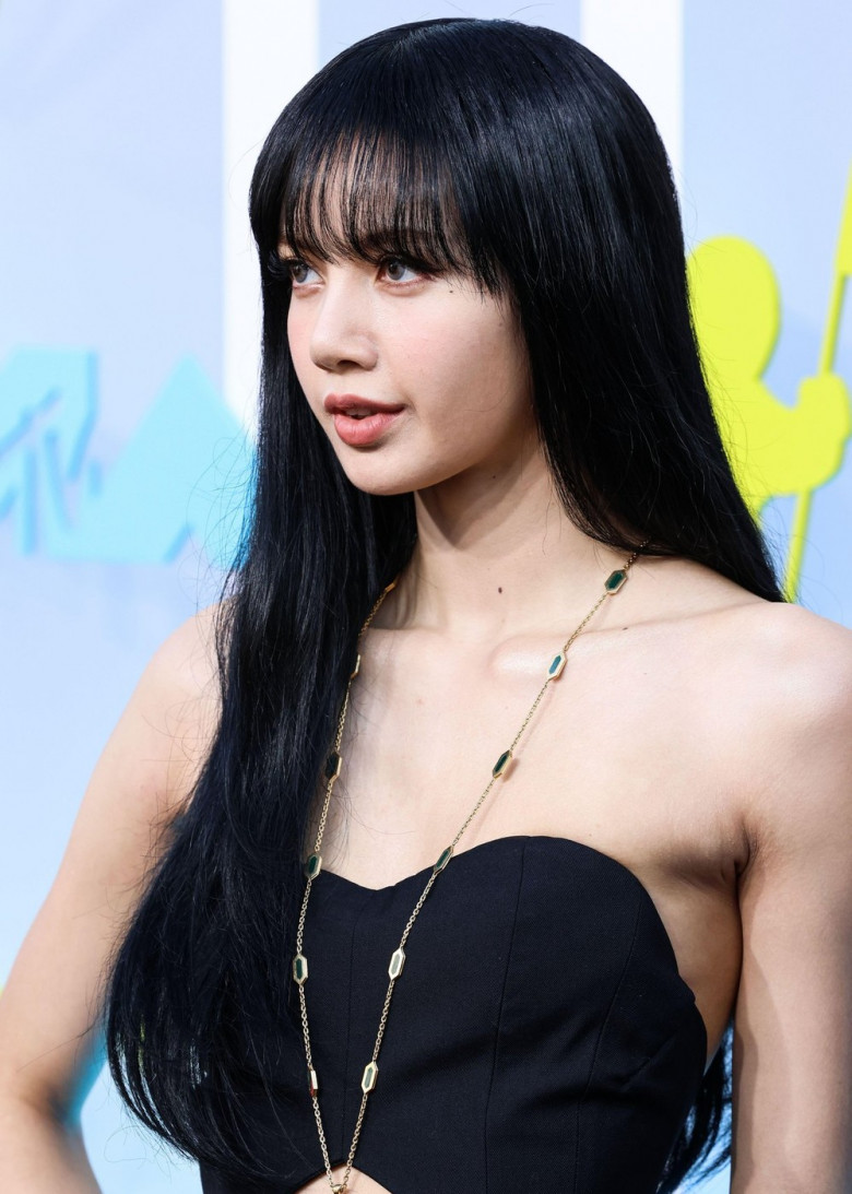 NEWARK, NEW JERSEY, USA - AUGUST 28: Lisa (Lalisa Manobal) of BLACKPINK arrives at the 2022 MTV Video Music Awards held at the Prudential Center on August 28, 2022 in Newark, New Jersey, USA. (Photo by Xavier Collin/Image Press Agency)
