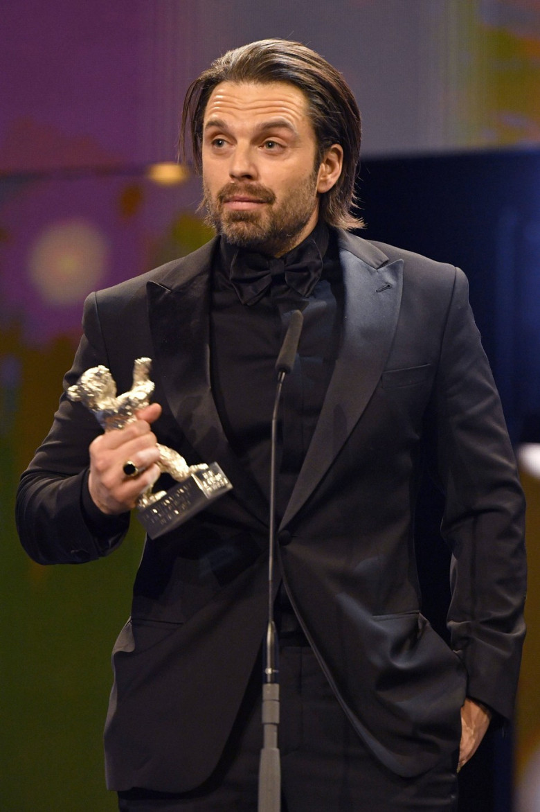 Sebastian Stan mit dem Silbernen Bär für die beste schauspielerische Leistung in einer Hauptrolle in A Different Man bei