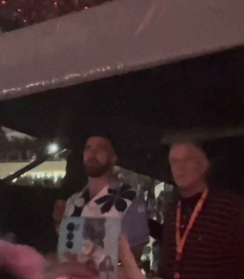 Taylor Swift's dad dances with Travis Kelce