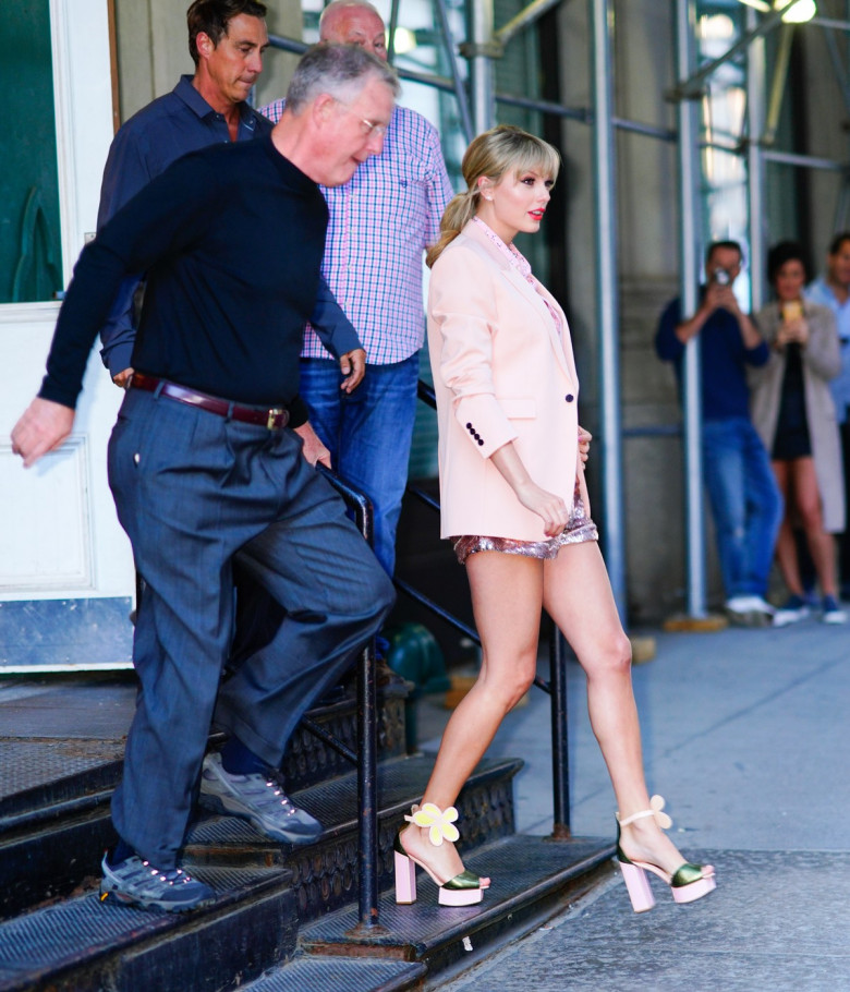 Taylor Swift heads out of her apartment with her dad Scott Swift in NEw York