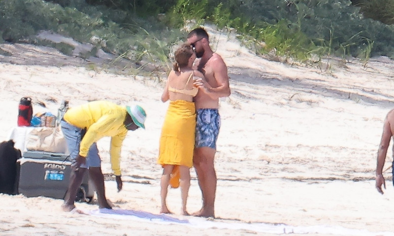 Taylor Swift si Travis Kelce au fost surprinsi intr-o vacanta romantica in Bahamas. Cuplul a platit 15.000 de dolari pe noapte