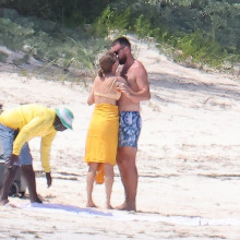 Taylor Swift si Travis Kelce au fost surprinsi intr-o vacanta romantica in Bahamas. Cuplul a platit 15.000 de dolari pe noapte