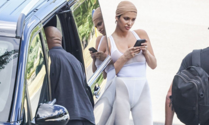 Bianca Censori a iesit la cina alaturi de Kanye West doar in sutien