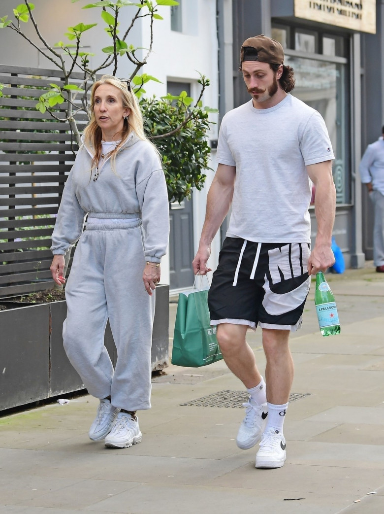 *EXCLUSIVE* WEB MUST CALL FOR PRICING  - STRICTLY NOT AVAILABLE FOR ONLINE USAGE UNTIL 22:00PM UK TIME ON 08/06/2023 - Rumoured to be the new James Bond, The British Actor Aaron Taylor Johnson cuts a sporty figure out with his wife Sam Taylor-Johnson in L