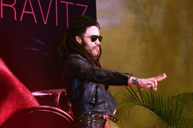 LENNY KRAVITZ arrives in Mexico with ''Blue electric light''