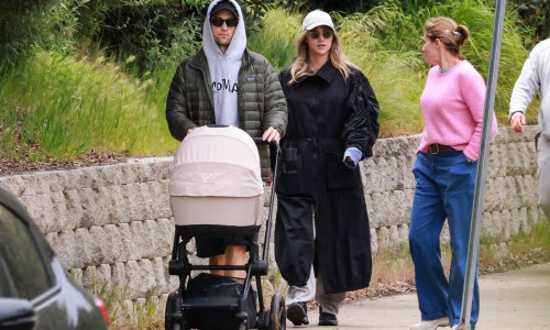 *PREMIUM-EXCLUSIVE* New parents Robert Pattinson and Suki Waterhouse take their newborn baby out for some fresh air in LA!