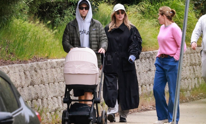 *PREMIUM-EXCLUSIVE* New parents Robert Pattinson and Suki Waterhouse take their newborn baby out for some fresh air in LA!