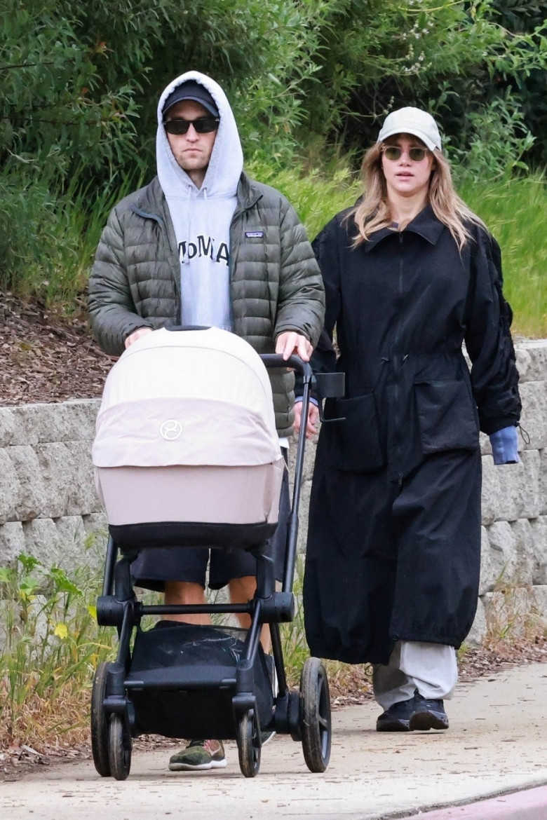 *PREMIUM-EXCLUSIVE* New parents Robert Pattinson and Suki Waterhouse take their newborn baby out for some fresh air in LA!