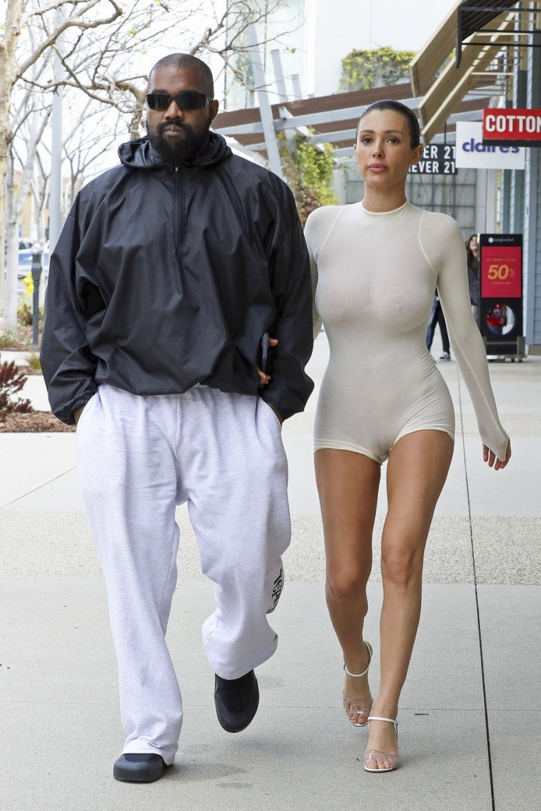 *PREMIUM-EXCLUSIVE* Kanye West and Bianca Censori BARE IT ALL out to eat at The Cheesecake Factory in LA