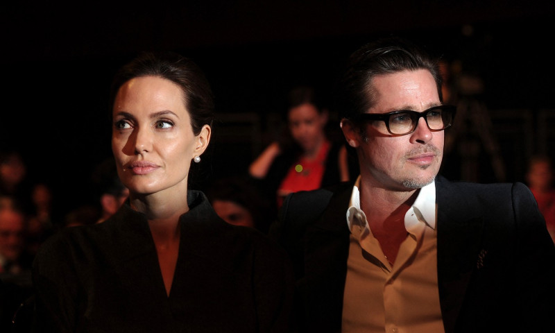 Angelina Jolie sustine ca Brad Pitt ar fi agresat-o inainte de incidentul din avion din 2016. 