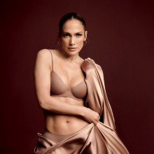 Jennifer Lopez la 54 de ani a pozat in lenjerie intima nude. Artista si-a etalat silueta perfecta