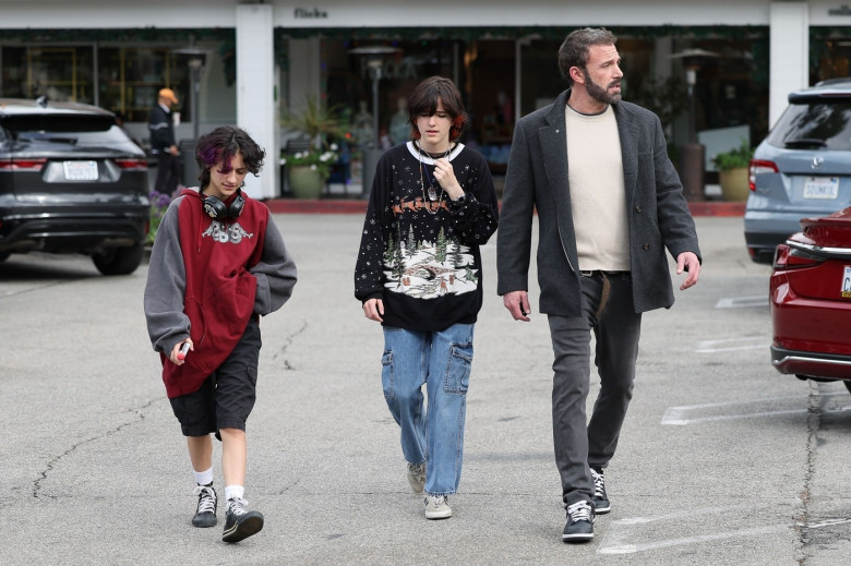 *EXCLUSIVE* Ben Affleck out shopping for essentials at Beverly Glen Mall with Emme and Seraphina
