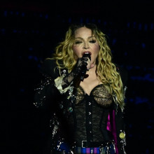 (VIDEO) Madonna a atras 1,6 milioane de persoane la concertul de pe plaja Copacabana din Brazilia
