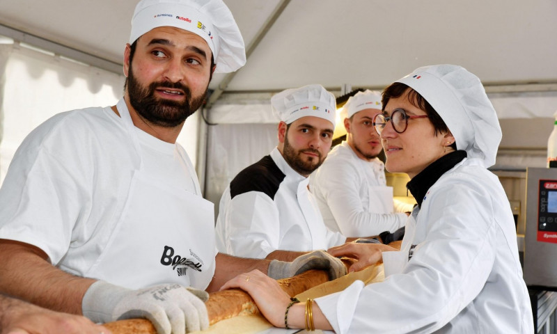French bakers established a new world record with a baguette of 140,53 meters long in Suresnes - Guinness Book - France