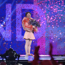 Nemo a castigat Eurovision 2024 cu 594 de puncte. Artistul a spart trofeul pe scena