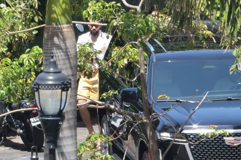 PREMIUM EXCLUSIVE: Kendall Jenner and on-and-off again boyfriend Bad Bunny are seen sneaking out of their hotel through the garage in Miami, Florida