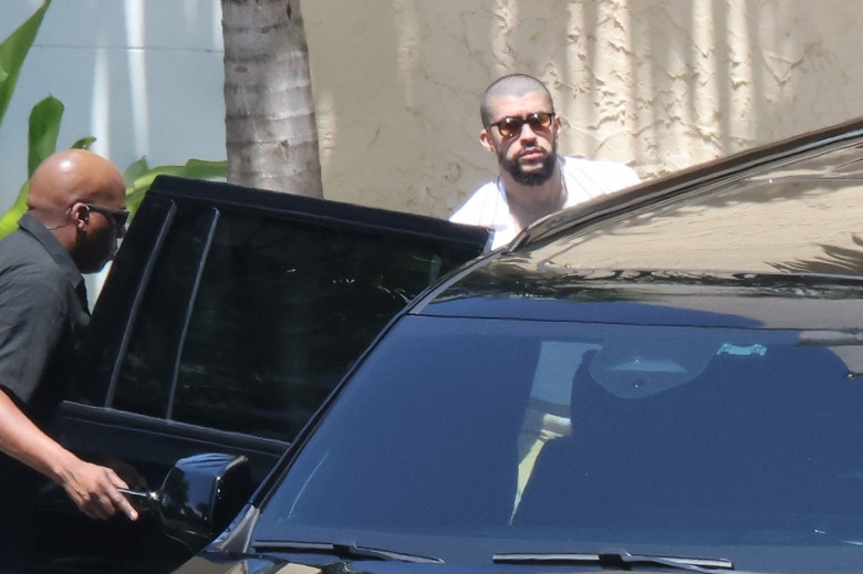 PREMIUM EXCLUSIVE: Kendall Jenner and on-and-off again boyfriend Bad Bunny are seen sneaking out of their hotel through the garage in Miami, Florida