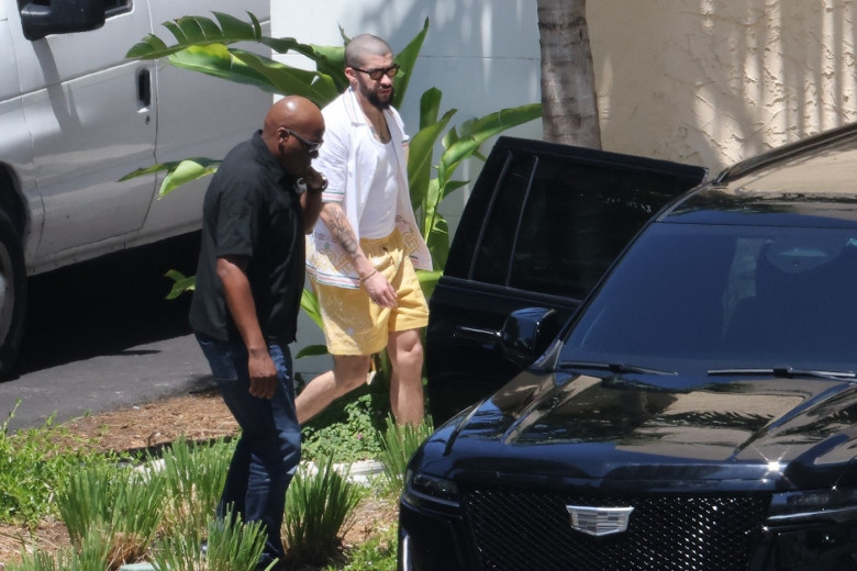 PREMIUM EXCLUSIVE: Kendall Jenner and on-and-off again boyfriend Bad Bunny are seen sneaking out of their hotel through the garage in Miami, Florida