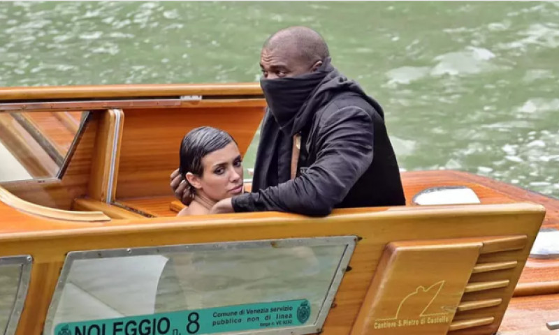Bianca Censori, sotia lui Kanye West, socheaza cu o noua aparitie pe strazile din Italia