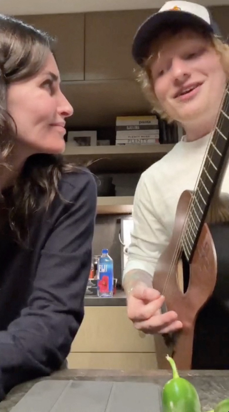 Sur Twitter Ed Sheeran dévoile sa nouvelle chanson, insiprée de la série "Friends", à Courteney Cox