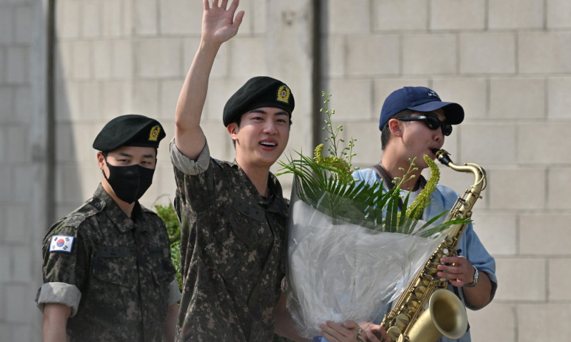 Jin, din celebra trupa K-pop BTS, si-a finalizat serviciul militar obligatoriu in Coreea de Sud