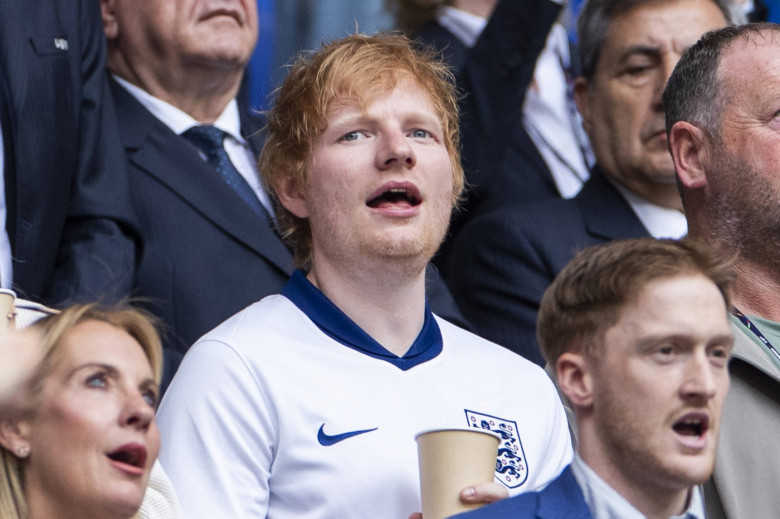 UEFA EURO, EM, Europameisterschaft,Fussball 2024: England - Slowakei; 30.06.2024 Musiker Ed Sheeran auf der Tribüne. UEF