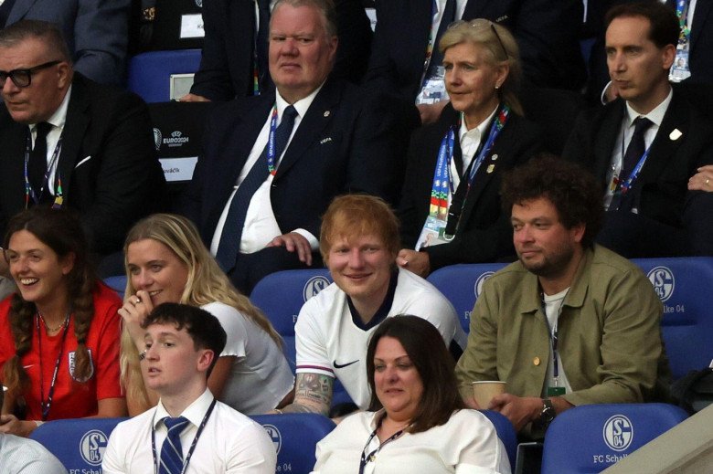 Gelsenkirchen, Germany. 30th June, 2024. Soccer, UEFA Euro 2024, European Championship, England - Slovakia, final round, round of 16, Arena AufSchalke, Ed Sheeran (M), singer, sits in the stands. Credit: Friso Gentsch/dpa/Alamy Live News