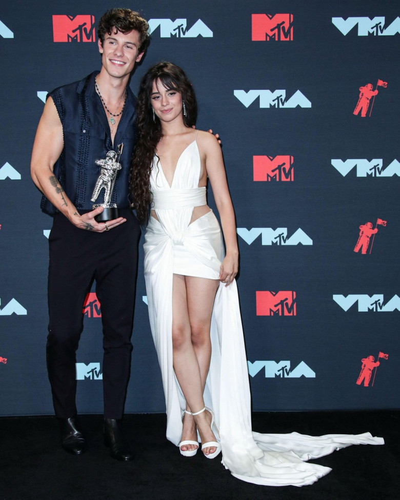 Newark, United States. 17th Nov, 2021. (FILE) Camila Cabello and Shawn Mendes Split After 2 Years of Dating. NEWARK, NEW JERSEY, USA - AUGUST 26: Singer Shawn Mendes and girlfriend/singer Camila Cabello wearing a Balmain dress, Jimmy Choo shoes, Amwaj ear