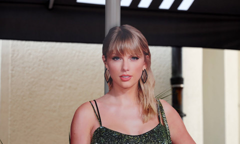 18.07.2024, Deutschland, NRW, Musik, Prominente, Sängerinnen, Aufsteller von Sängerin Taylor Swift, die im Juli drei Kon