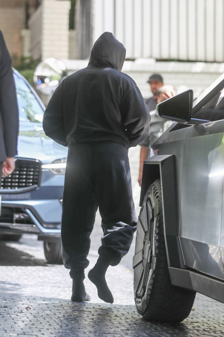 *EXCLUSIVE* Kanye West and Bianca Censori go to lunch at Chateau Marmont