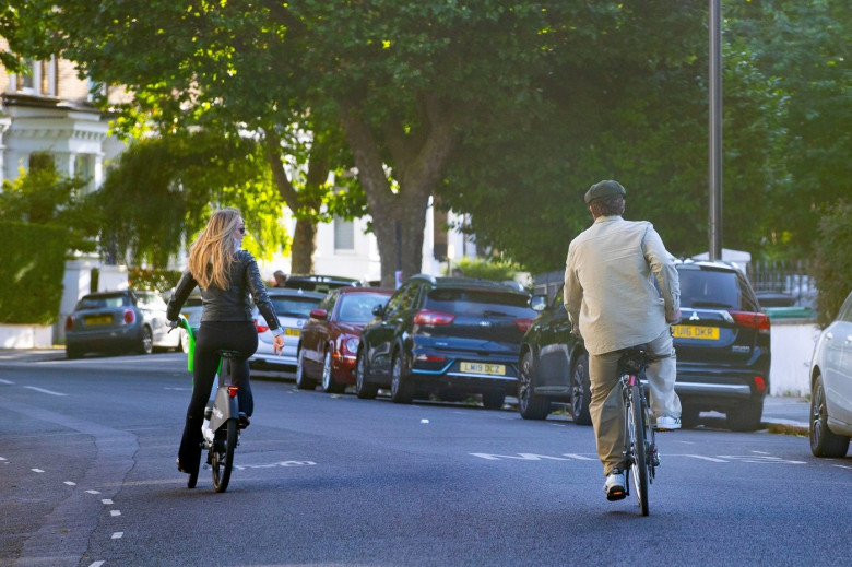 *PREMIUM-EXCLUSIVE* MUST CALL FOR PRICING BEFORE USAGE  - WEB EMBARGO UNTIL 13.45PM UK TIME (8.45 am ET/5.45 am PST) ON 4th JULY 2024 - Scottish actor Gerard Butler, 54, spotted cosying up to stunning Sports Illustrated model, 29-year-old Penny Lane in L