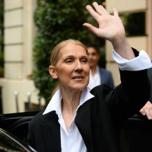 Celine Dion a fost surprinsa pe strazile din Paris. Artista ar putea canta la ceremonia de deschidere a Jocurilor Olimpice