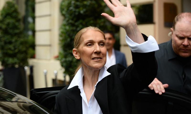 Celine Dion a fost surprinsa pe strazile din Paris. Artista ar putea canta la ceremonia de deschidere a Jocurilor Olimpice