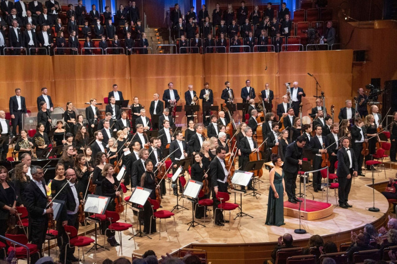 Cologne, Deutschland. 28th Oct, 2022. Cristian MACELARU, ROM, musician, chief conductor, conducts the WDR Symphony Orchestra, Sarah ARISTIDOU, singer, soprano, Markus WERBA, singer, baritone, anniversary concert on the occasion of the 75th anniversary of