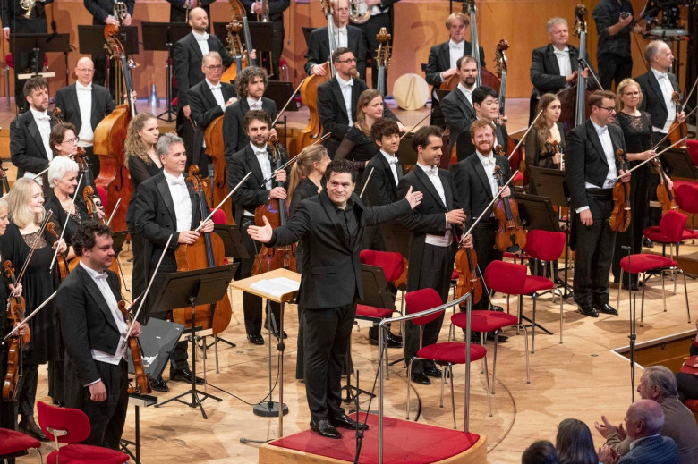 Cologne, Deutschland. 28th Oct, 2022. Cristian MACELARU, ROM, musician, chief conductor, conducts the WDR Symphony Orchestra, final applause, anniversary concert on the occasion of the 75th anniversary of the WDR Symphony Orchestra and WDR Radio Choir, Oc