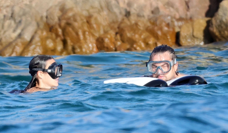 *PREMIUM-EXCLUSIVE* *MUST CALL FOR PRICING* Leonardo DiCaprio suffers a jellyfish bite while at sea with his girlfriend Vittoria Ceretti and a host of celebrity friends aboard a yacht in Sardinia.