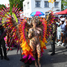 (VIDEO)Ești la supermarket și o vezi pe Rihanna printre rafturile cu zarzavaturi. Care e prima ta reacție?