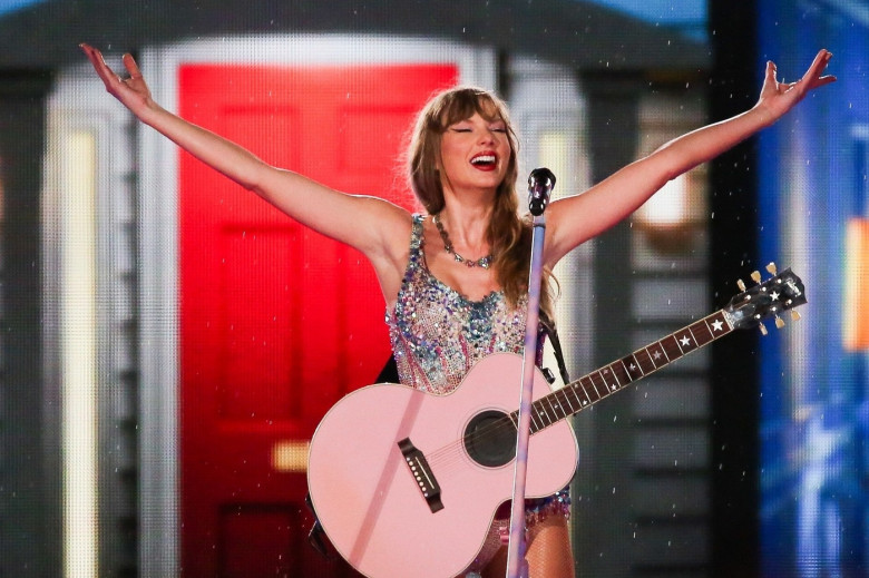 *EXCLUSIVE* Taylor Swift performs live in Rio