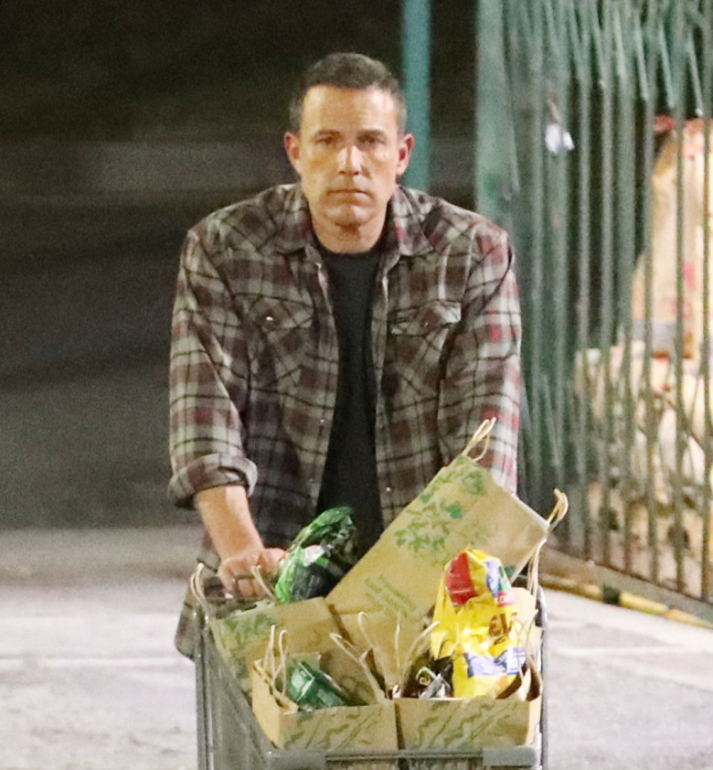 PREMIUM EXCLUSIVE Sad Ben Affleck Shops For Snacks As He Takes On The Bachelor Life Once Again