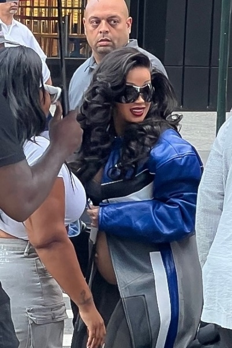 *PREMIUM-EXCLUSIVE* Cardi B Covered Up By Lots of Umbrellas While Stepping Out in NYC